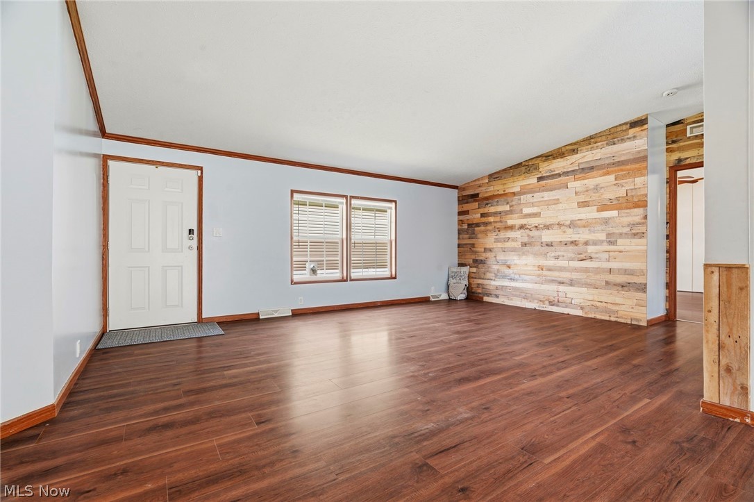 11327 4th Street NE Magnolia OH 44643
