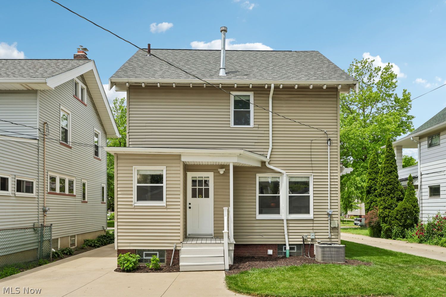 2069 Carabel Avenue Lakewood OH 44107
