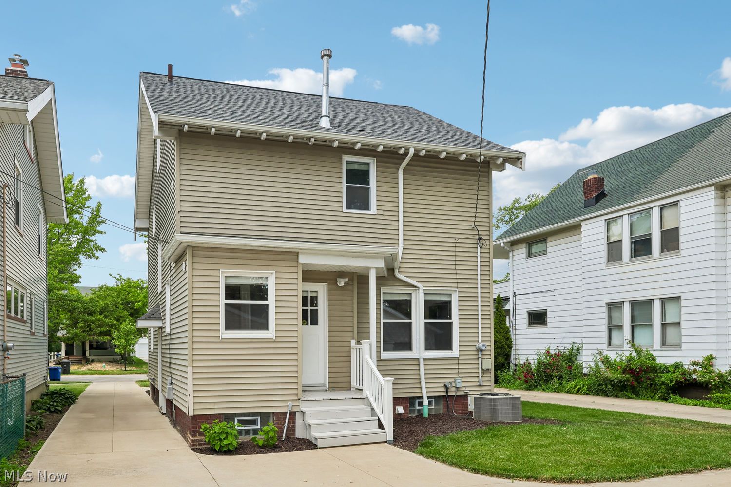 2069 Carabel Avenue Lakewood OH 44107