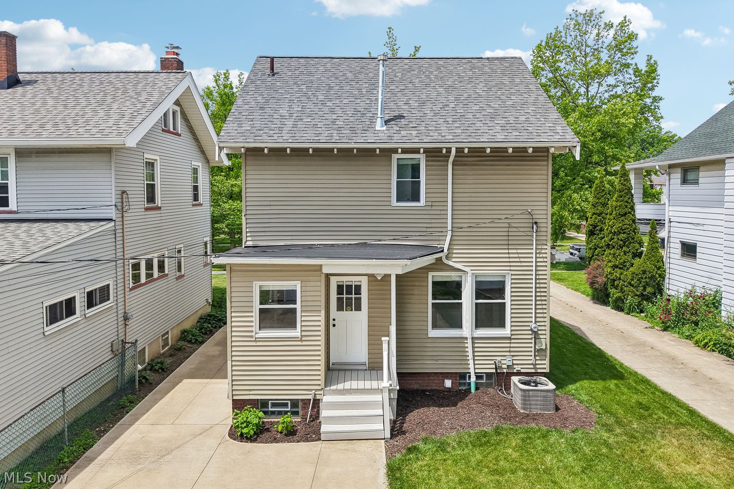 2069 Carabel Avenue Lakewood OH 44107