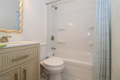 2327 Bel Aire Lane Youngstown OH 44514