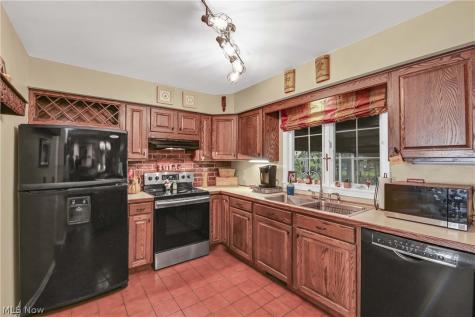 577 Debbington Drive Bay Village OH 44140