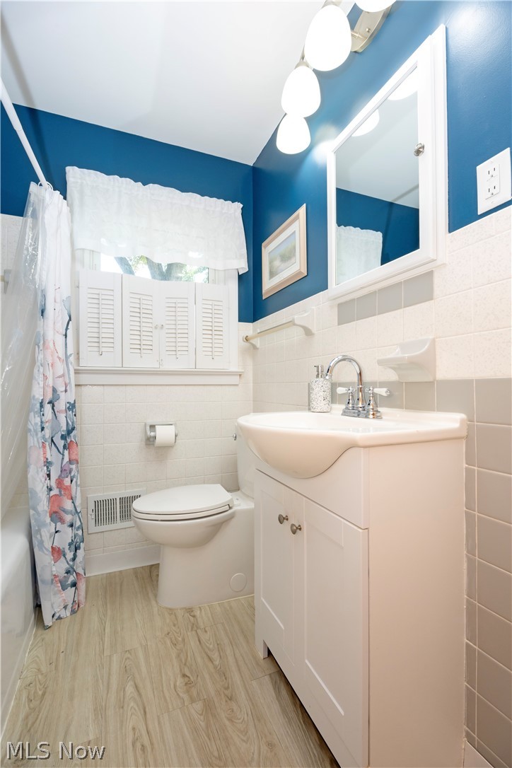 2207 Robinhood Drive Wooster OH 44691