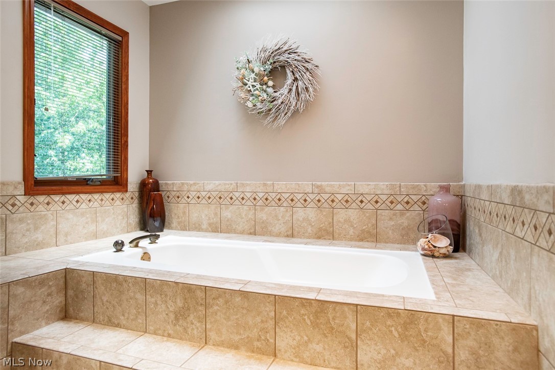 18399 Yorktown Oval Strongsville OH 44136