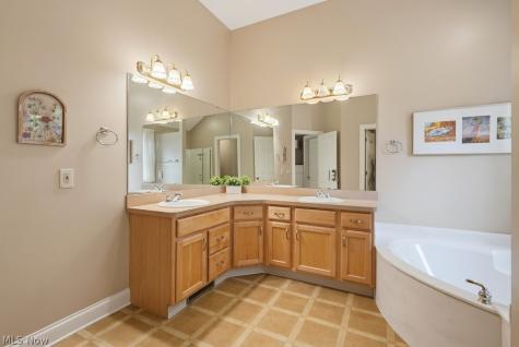 15295 Old Oak Drive Strongsville OH 44149