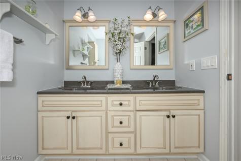 923 Elizabeth Court Cuyahoga Falls OH 44221