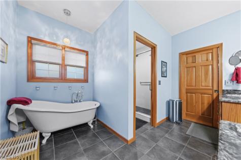 2011 E Swan Lake Circle Kent OH 44240