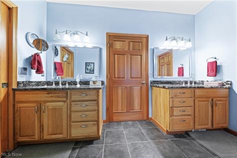 2011 E Swan Lake Circle Kent OH 44240