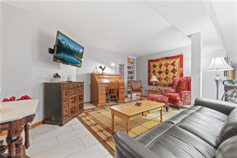 2011 E Swan Lake Circle Kent OH 44240