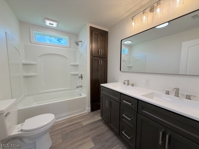 131 W 10th Street Uhrichsville OH 44683