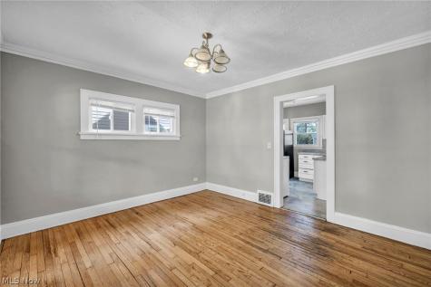 921 Helmsdale Road Cleveland Heights OH 44112