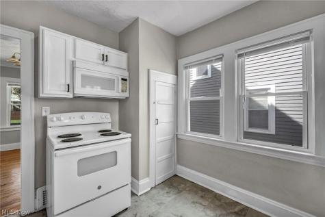 921 Helmsdale Road Cleveland Heights OH 44112