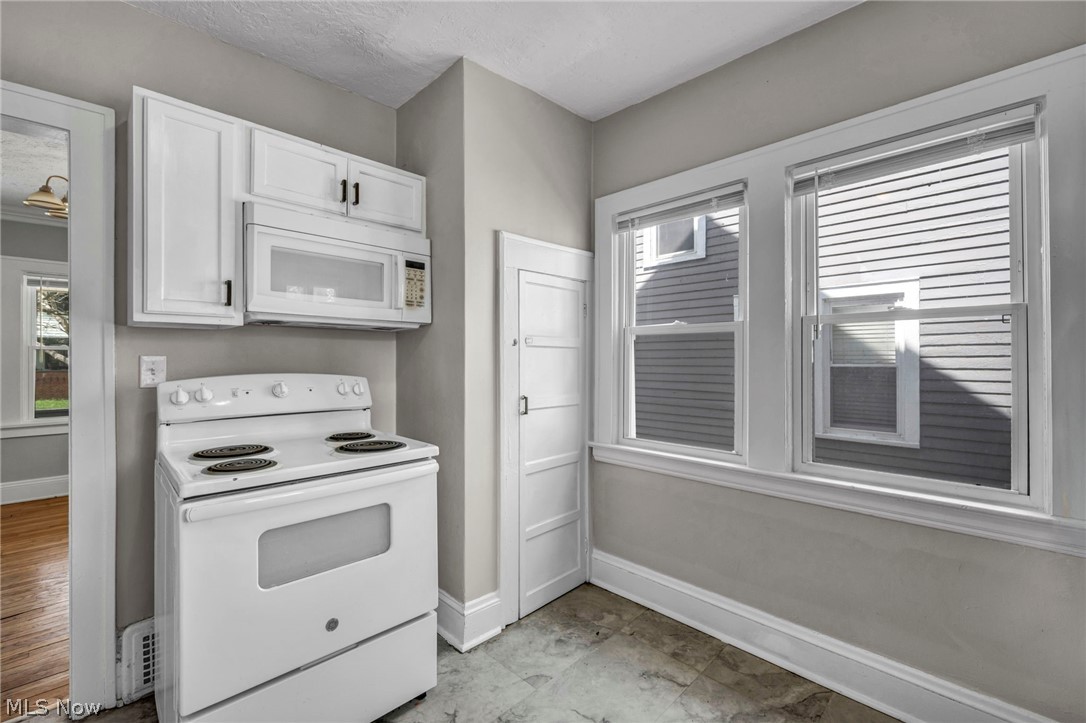 921 Helmsdale Road Cleveland Heights OH 44112