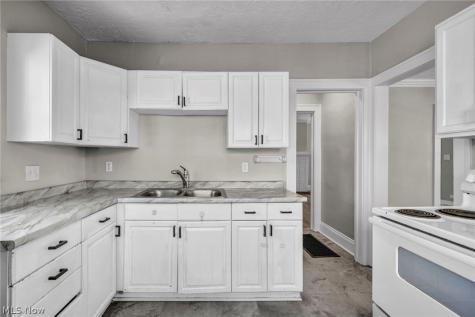 921 Helmsdale Road Cleveland Heights OH 44112
