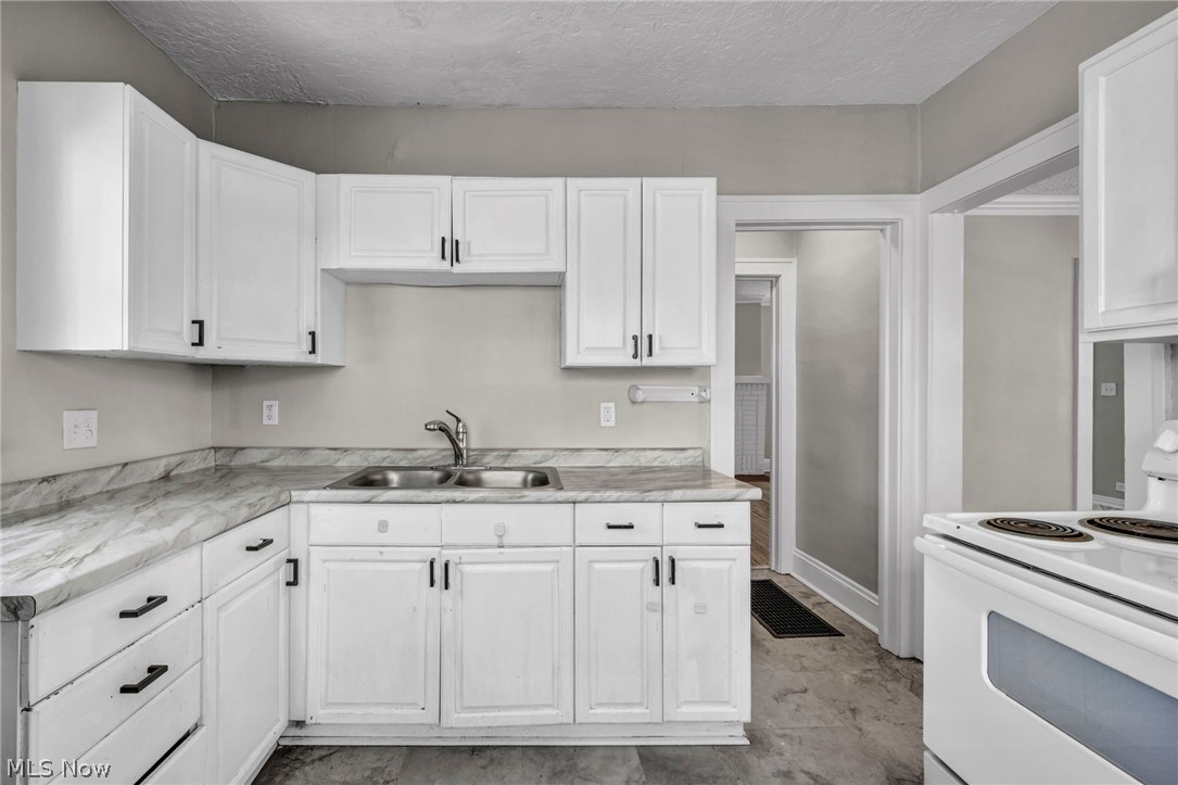 921 Helmsdale Road Cleveland Heights OH 44112