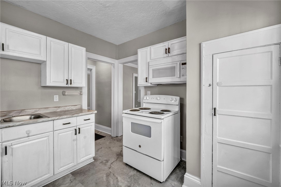 921 Helmsdale Road Cleveland Heights OH 44112