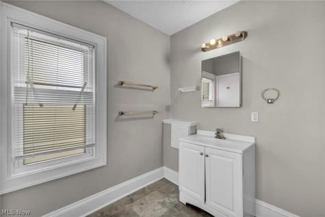 921 Helmsdale Road Cleveland Heights OH 44112