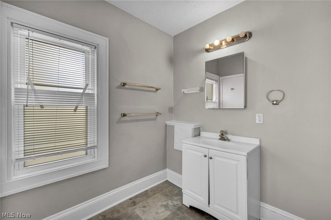 921 Helmsdale Road Cleveland Heights OH 44112