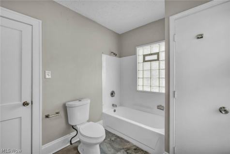 921 Helmsdale Road Cleveland Heights OH 44112