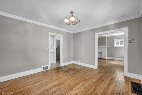 921 Helmsdale Road Cleveland Heights OH 44112