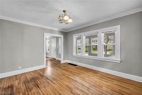 921 Helmsdale Road Cleveland Heights OH 44112