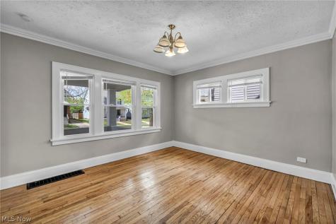 921 Helmsdale Road Cleveland Heights OH 44112