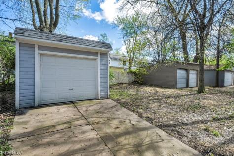 921 Helmsdale Road Cleveland Heights OH 44112