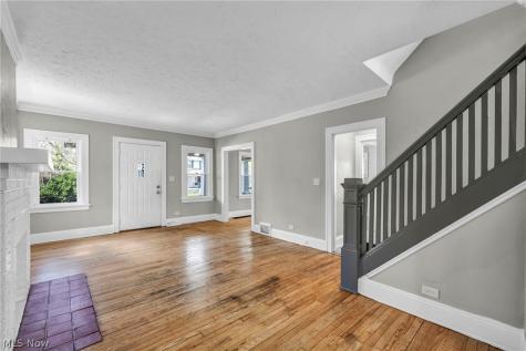 921 Helmsdale Road Cleveland Heights OH 44112