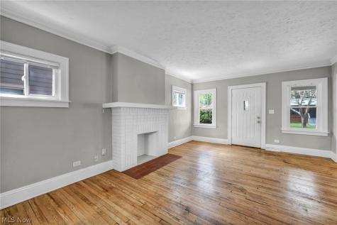 921 Helmsdale Road Cleveland Heights OH 44112