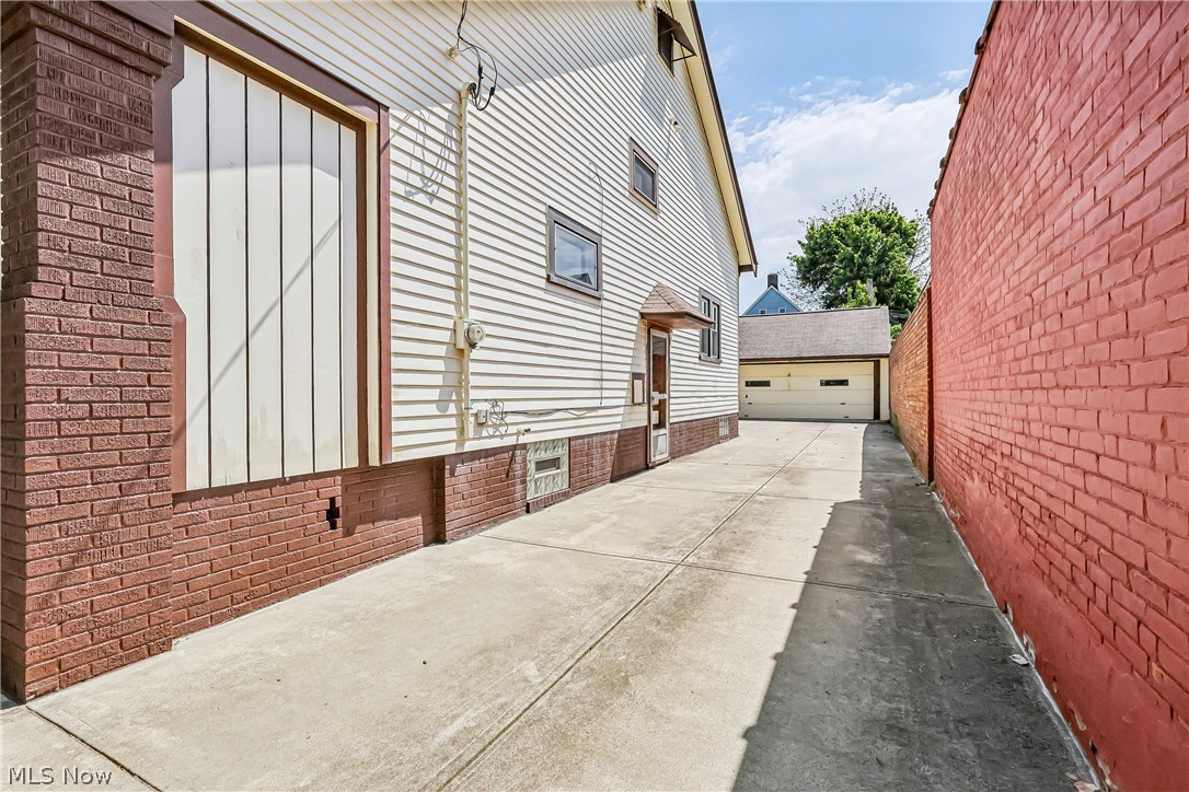 2033 Tate Avenue Cleveland OH 44109