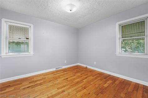 5721 Delora Avenue Cleveland OH 44144