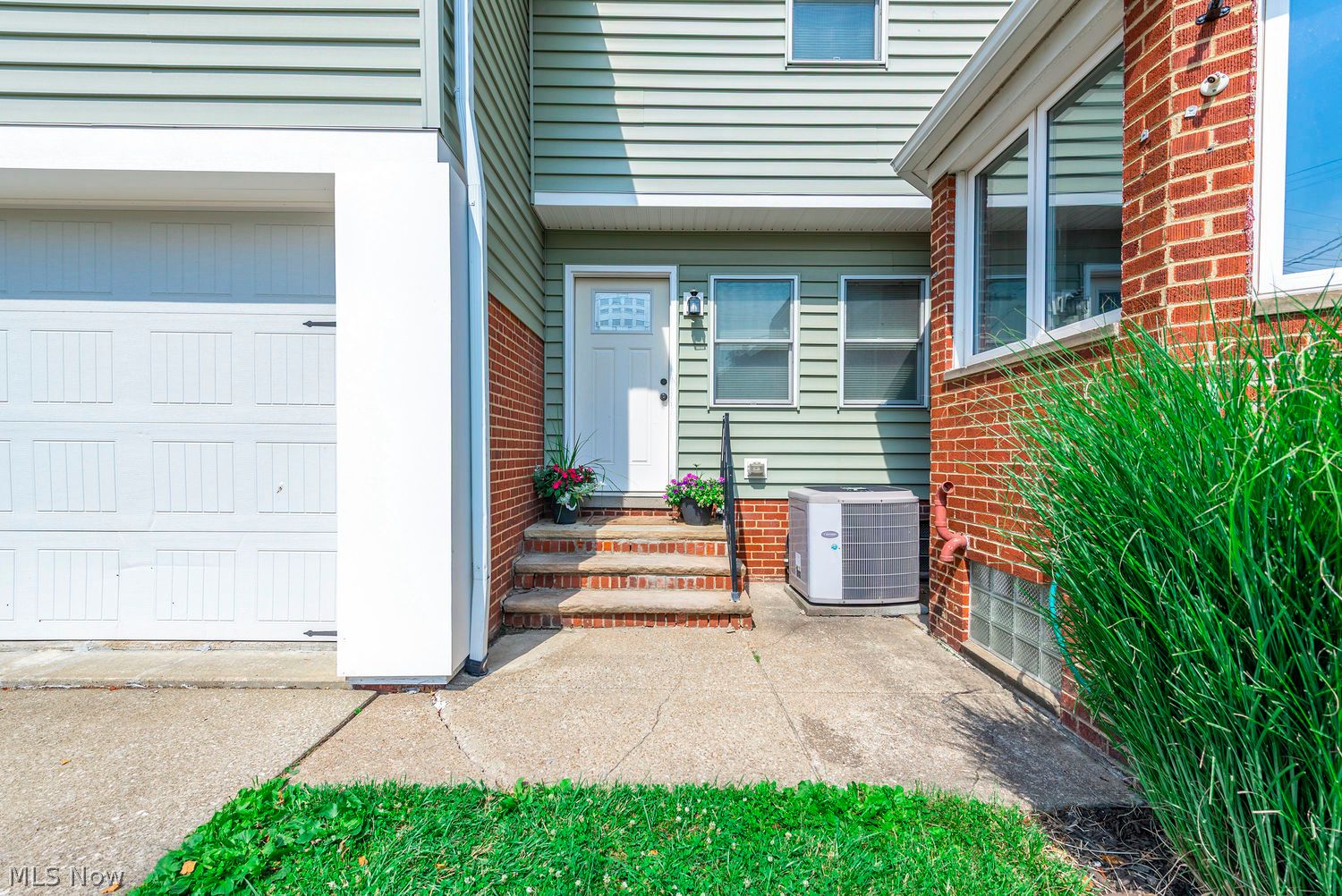 16501 Edgecliff Avenue Cleveland OH 44111