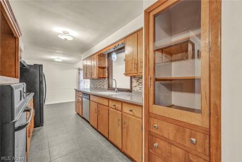 131 Yunker Court Elyria OH 44035