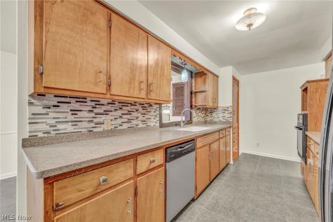 131 Yunker Court Elyria OH 44035