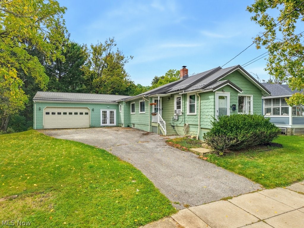 32 Oakwood Avenue Bedford OH 44146