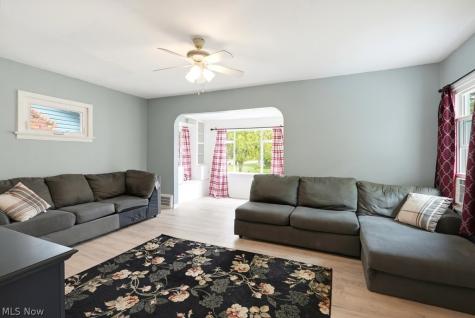 32 Oakwood Avenue Bedford OH 44146