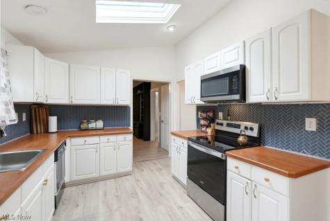 32 Oakwood Avenue Bedford OH 44146