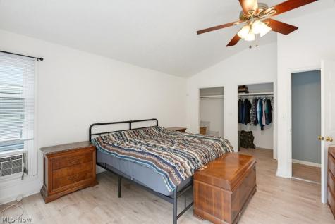32 Oakwood Avenue Bedford OH 44146