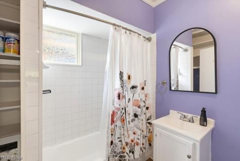 32 Oakwood Avenue Bedford OH 44146