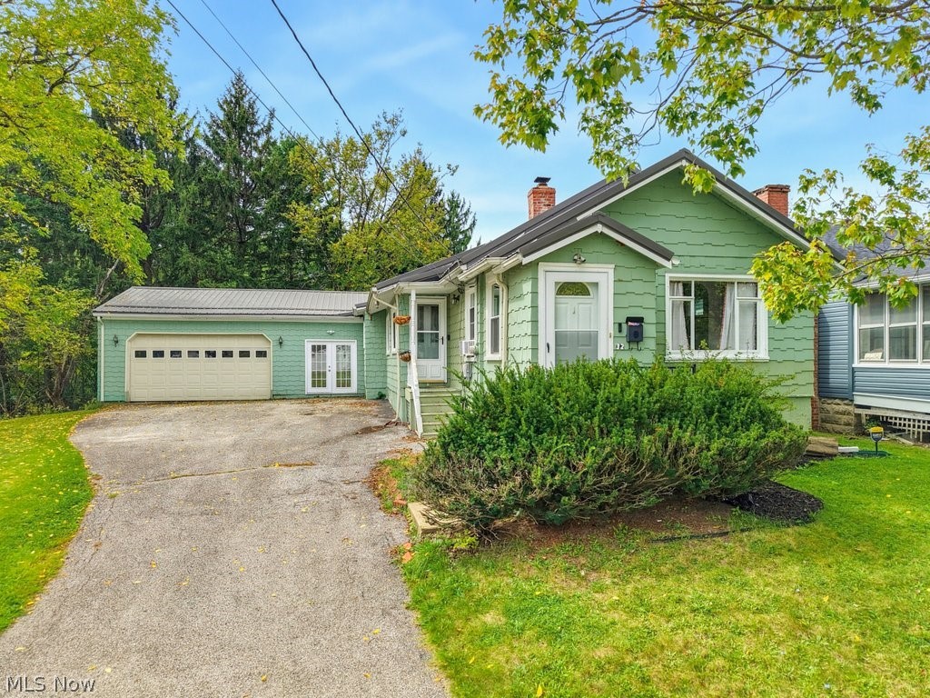 32 Oakwood Avenue Bedford OH 44146