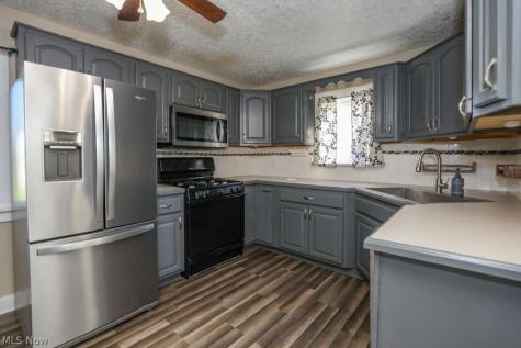7595 Pontius Street NE Hartville OH 44632