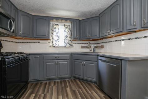 7595 Pontius Street NE Hartville OH 44632