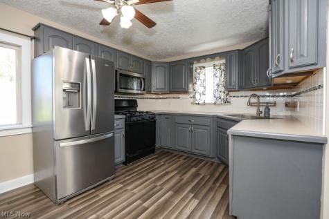 7595 Pontius Street NE Hartville OH 44632