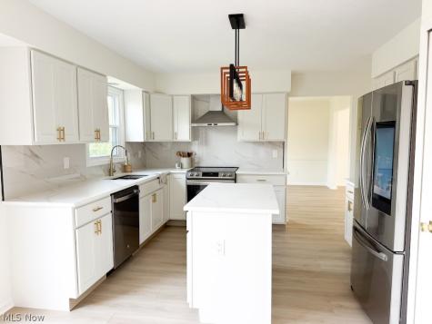 73 Lakecrest Boulevard Hinckley OH 44233