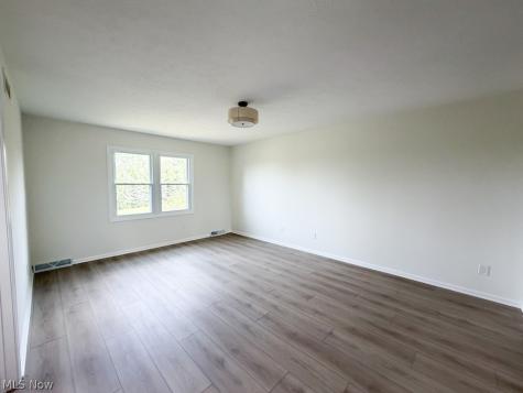 73 Lakecrest Boulevard Hinckley OH 44233