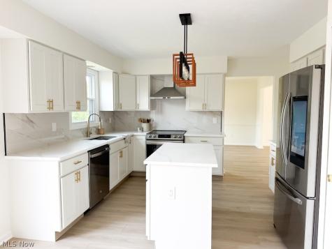 73 Lakecrest Boulevard Hinckley OH 44233