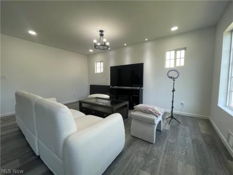 7915 Snow Road Parma OH 44129