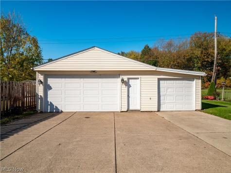6402 Sandhurst Drive Brook Park OH 44142