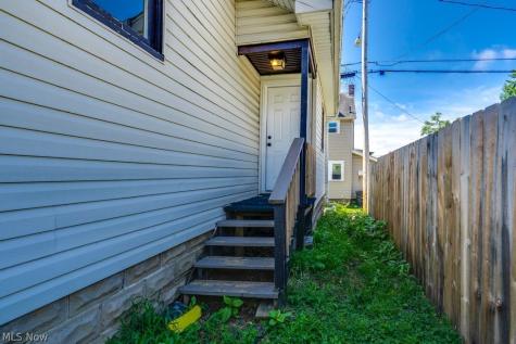 2216 10th Street SW Akron OH 44314