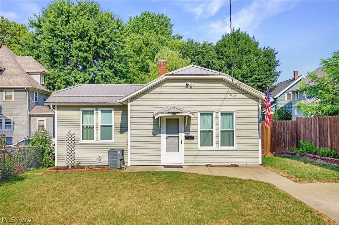 909 Brown Avenue NW Canton OH 44703